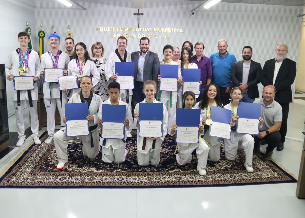 Atletas de taekwondo são homenageados no Legislativo jaraguaense