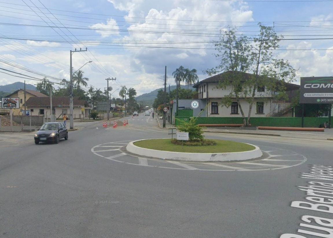 Vereador pede melhorias na rotatória de acesso ao Parque Malwee